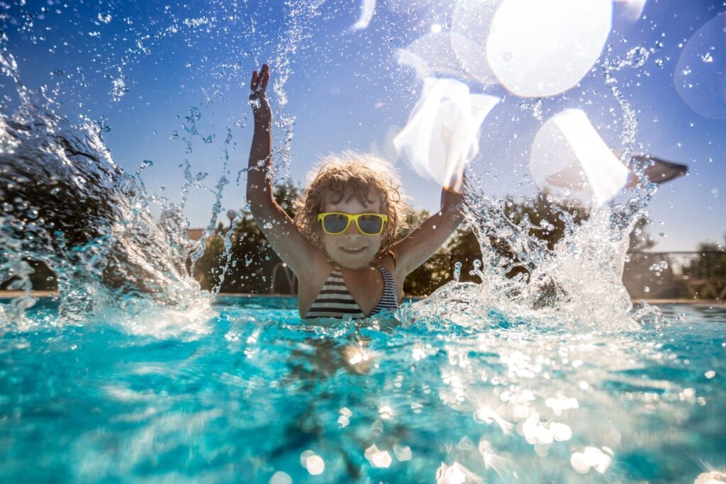 5 dicas fresquinhas pra levar as crianças à piscina com segurança neste calor
